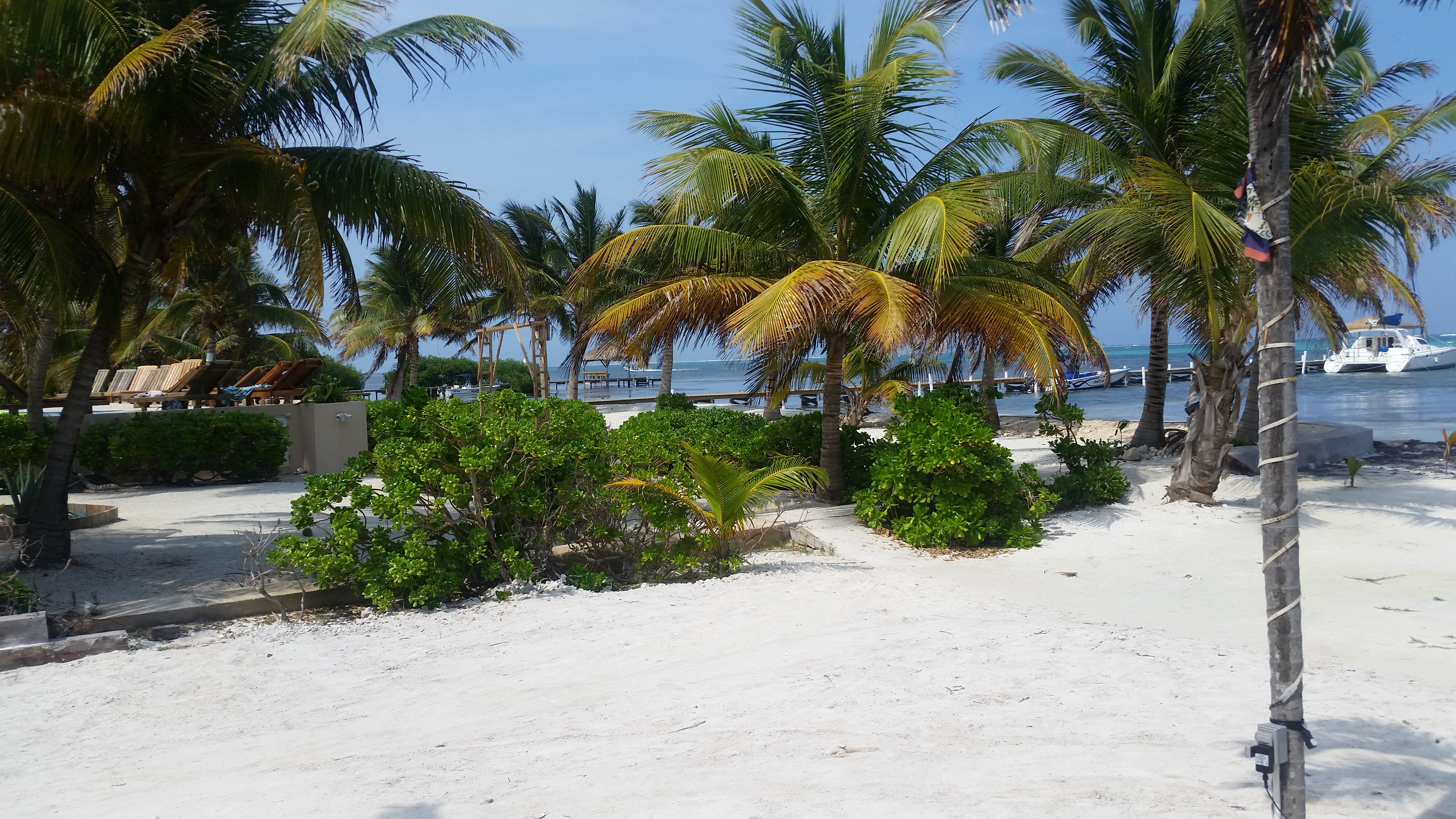 Vibrant island destinations in Belize — colourful Caribbean culture